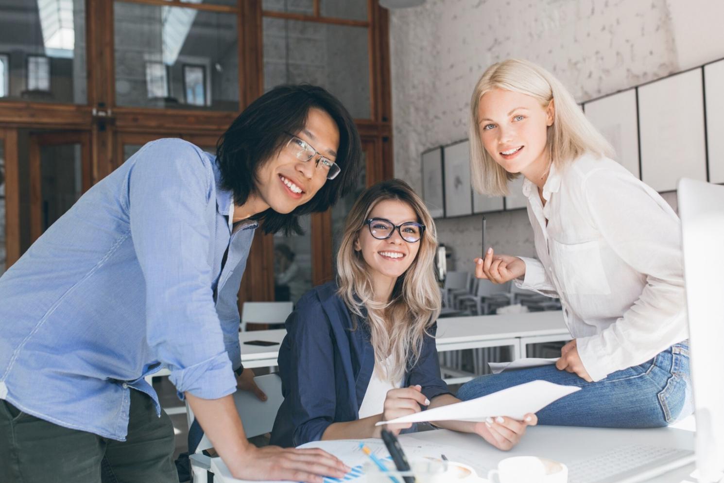 Ambiente de aprendizaje colaborativo en aula moderna