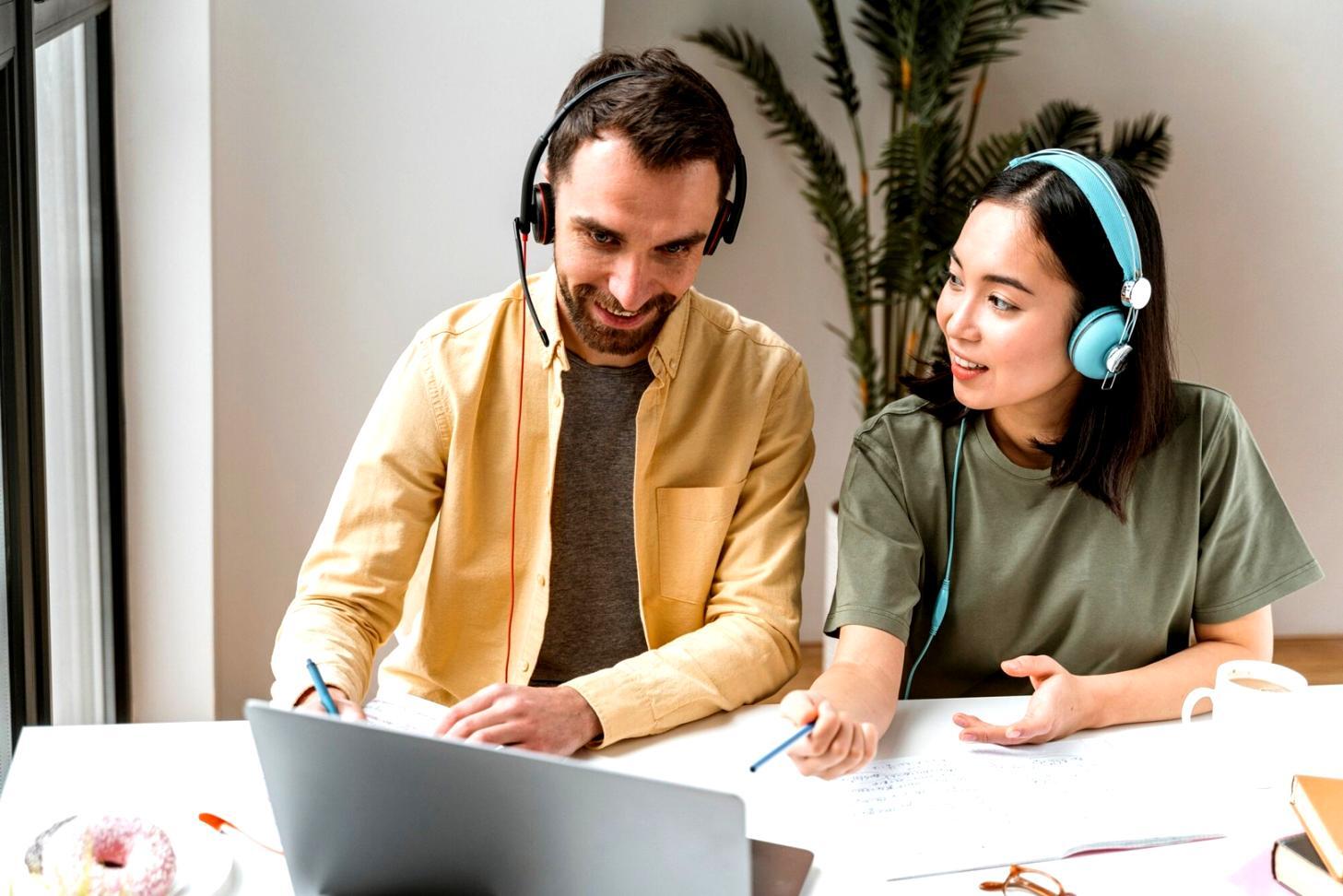 Equipo colaborativo trabajando en proyectos financieros innovadores
